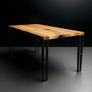 Tavolo in legno con gambe in ferro modello Lyra su pavimento nero, stile elegante e artigianale – Decimus