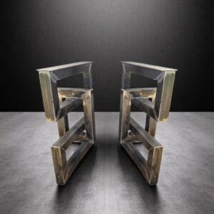 Coppia di gambe per tavolo in ferro Modello Vulkrum, vista di profilo su sfondo dark metallic, stile industriale artigianale – Decimus