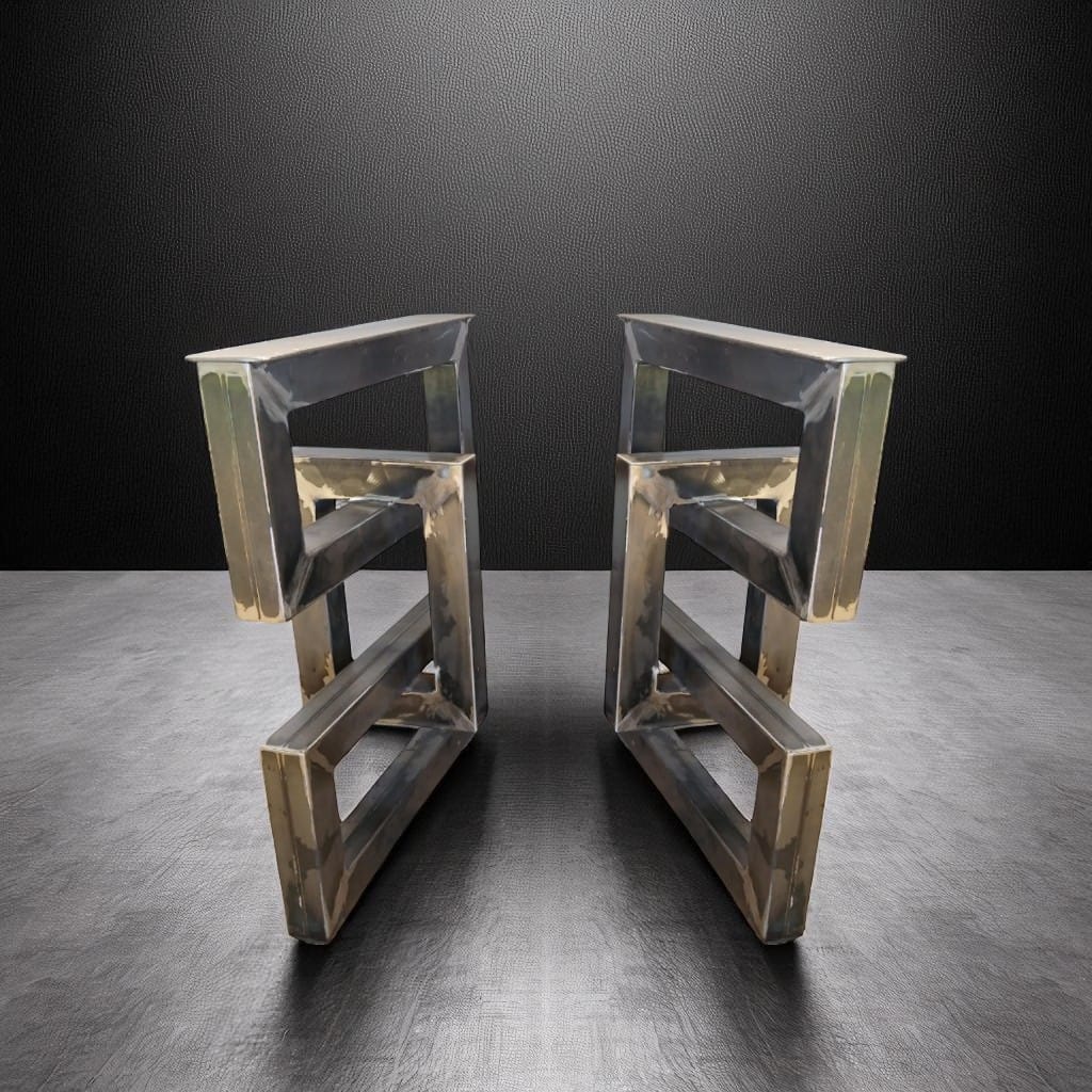 Coppia di gambe per tavolo in ferro Modello Vulkrum, vista di profilo su sfondo dark metallic, stile industriale artigianale – Decimus