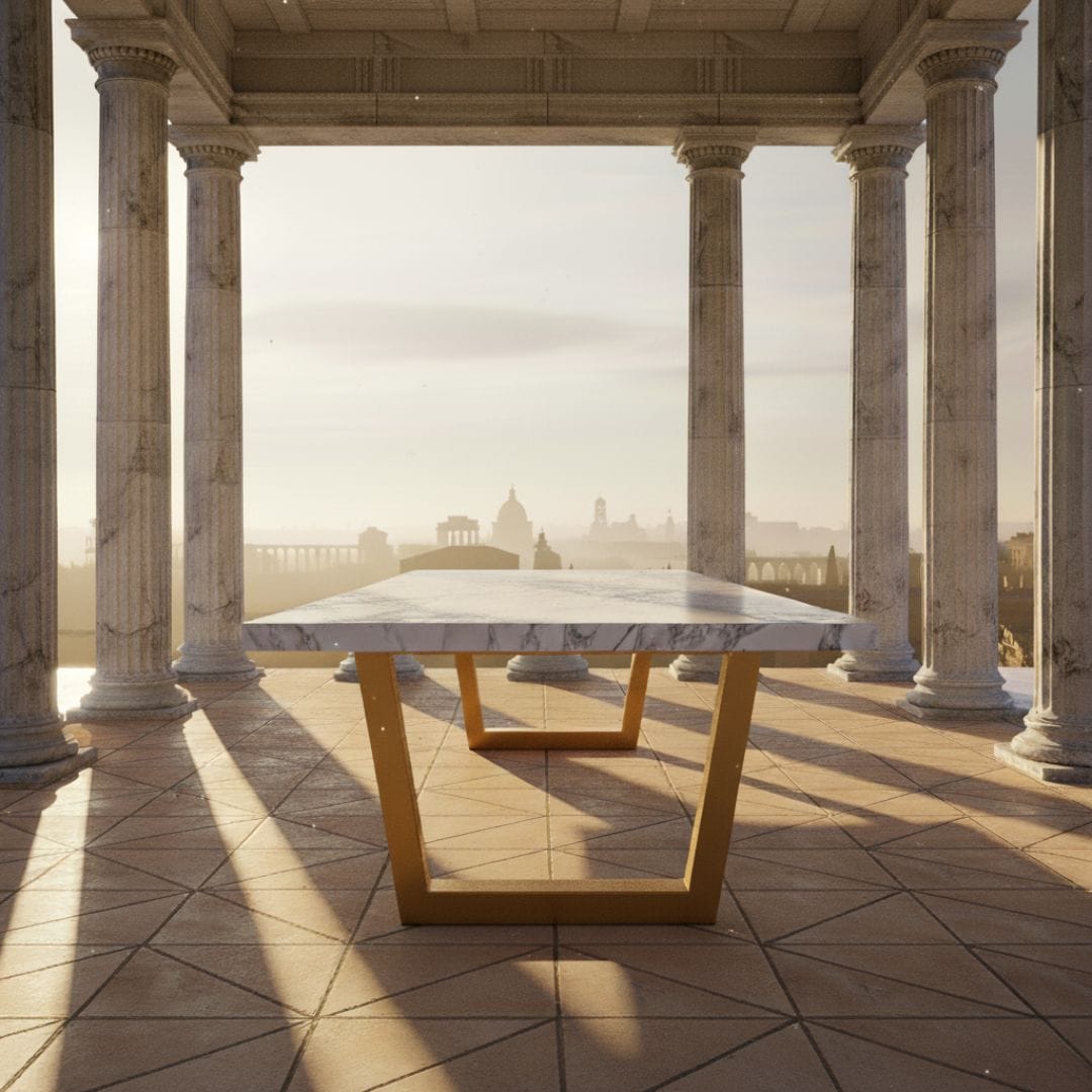 Tavolo con piano in marmo bianco sostenuto da gambe in ferro a trapezio dorate, ambientato in una terrazza con colonne romane.