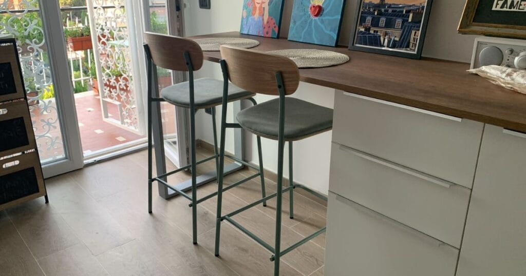 Gamba per penisola in ferro grigio alluminio realizzata su misura da Decimus — lavorazione precisa, finitura elegante e consegna rapida in due settimane.