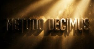 Scritta Metodo Decimus in stile metallico con illuminazione drammatica su sfondo dorato.