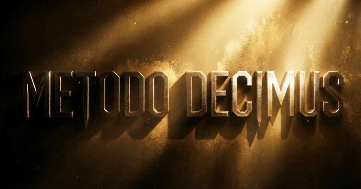 Scritta Metodo Decimus in stile metallico con illuminazione drammatica su sfondo dorato.