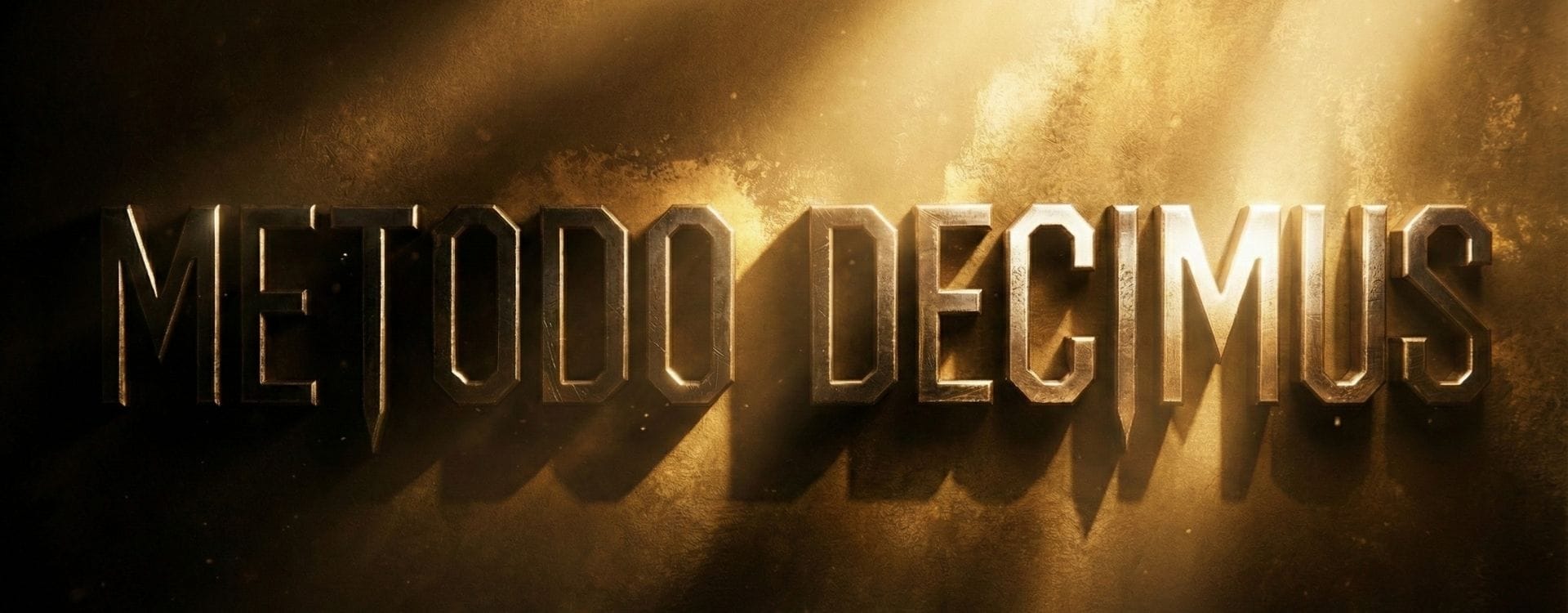 Scritta Metodo Decimus in stile metallico con illuminazione drammatica su sfondo dorato 1920x750