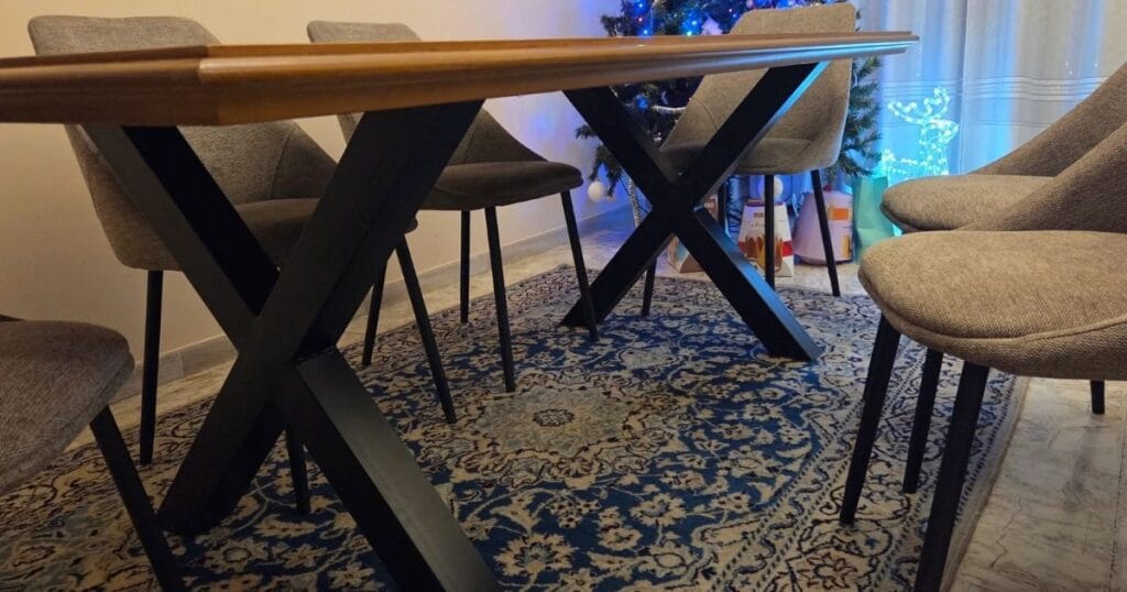 Gambe in ferro per tavolo modello X finitura nero opaco, sostegno stabile per piano in legno massello. Realizzazione artigianale Decimus, recensione cliente Marco in sala da pranzo.