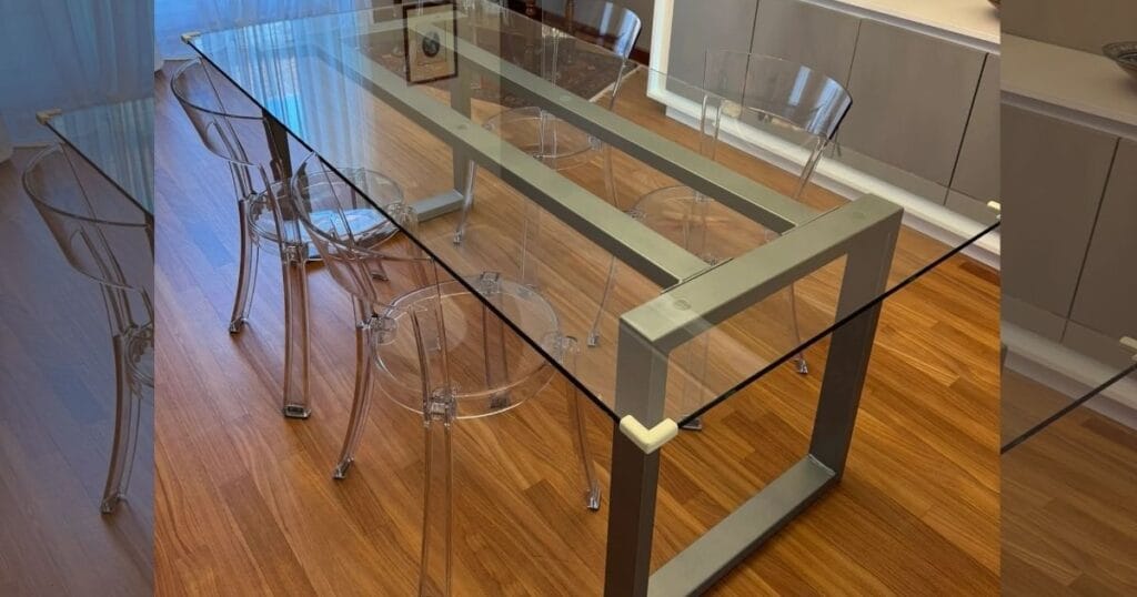 Struttura in ferro per tavolo in vetro modello Rettangolare con doppia barra di rinforzo, finitura grigio alluminio. Realizzazione artigianale Decimus su misura, recensione cliente Gabriele Richetti in soggiorno moderno.