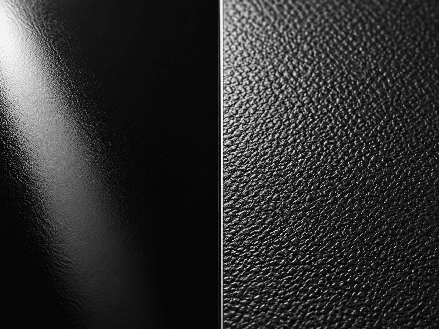 Confronto ravvicinato tra una finitura nera liscia e una finitura nera texturizzata illuminate da luce laterale